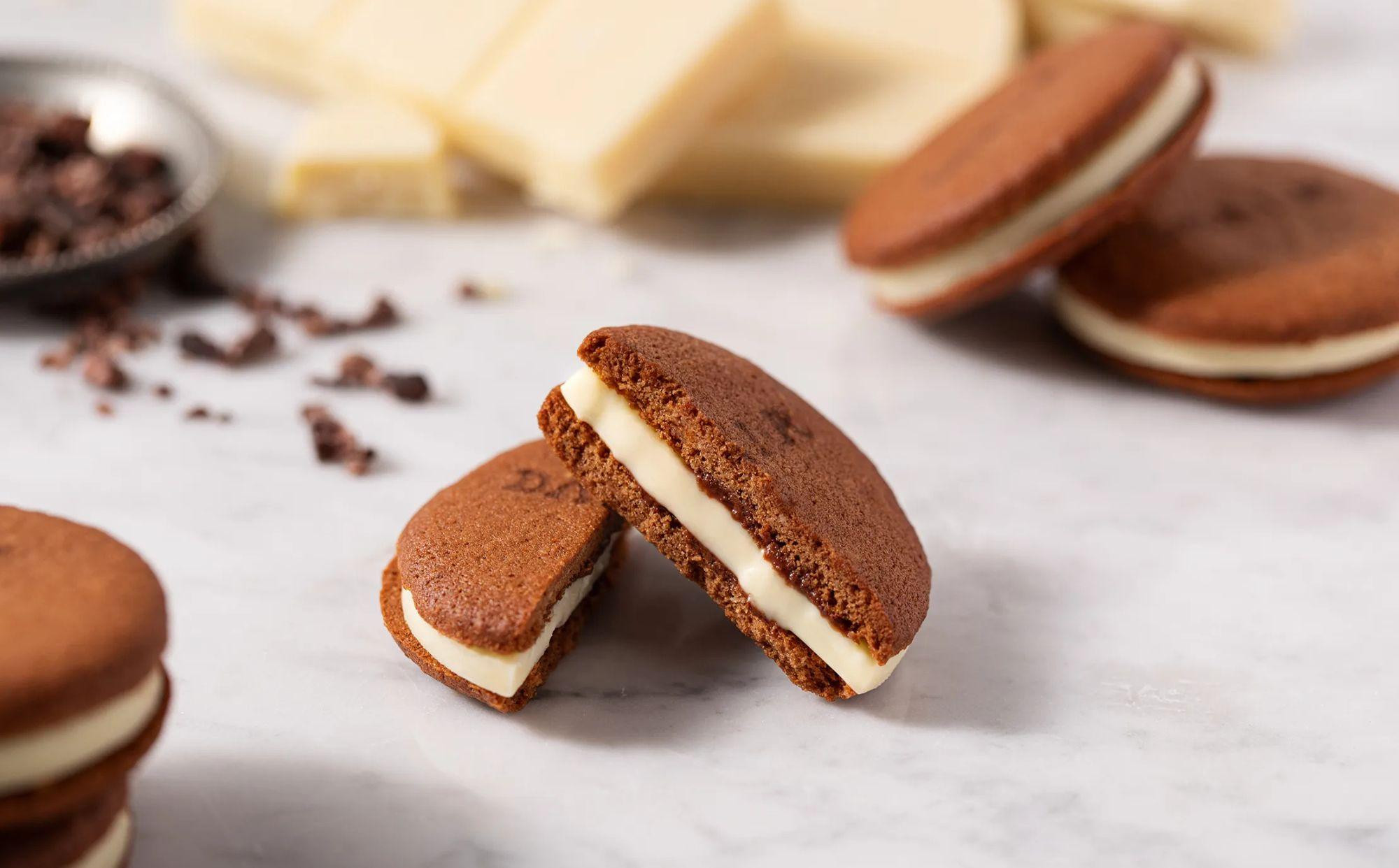 【高島屋選定品】＜dari K(ダリケー）＞カカオサンドクッキー24枚入（ダーク・ミルク・ホワイト×8枚）［ 京都 チョコレート カカオを通して世界を変える 人気 おすすめ ギフト プレゼント 贈答 お取り寄せ お菓子 スイーツ ］