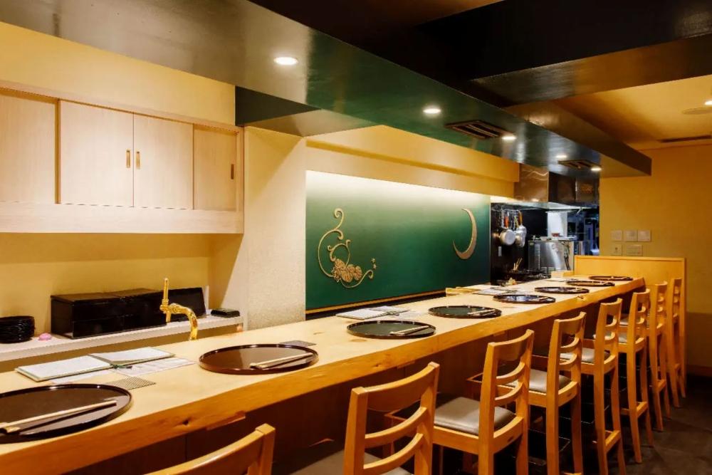 【二條 葵月】【夜】カウンター限定 おまかせ鮨コース（フカヒレ等）お食事券2名様分（ぐるなびセレクション）