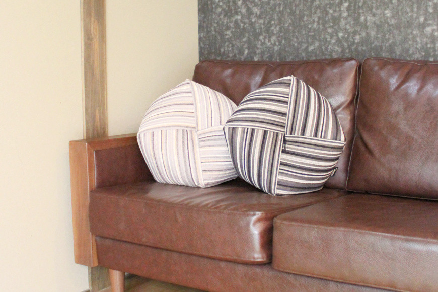 【洛中高岡屋】シンプルなデザインと素材感 おじゃみ座布団＜グラフ・ブラック＞[ 京都 老舗 座ぶとん クッション お手玉 黒 ストライプ リラックスアイテム 人気 おすすめ ラクに座れる 座り心地抜群 おしゃれ インテリア ギフト プレゼント お取り寄せ 通販 送料無料 ふるさと納税 ]