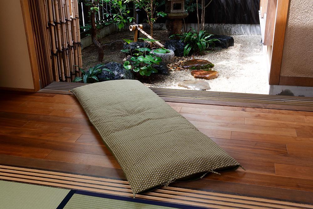 【 洛中高岡屋 】うたた寝にちょうどいい寛ぎのアイテム　カバータイプごろ寝敷きふとん＜ゆったりサイズ＞（グリーン系）