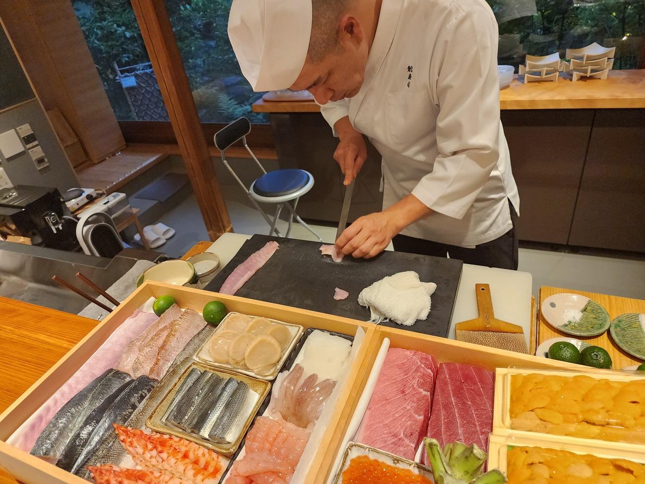 【高島屋選定品】〈宿坊KANETSUNE〉宿坊・食堂貸切１泊＜一組限定一棟貸し宿坊５名まで＞朝食 京料理仕出し弁当つき 夕食 職人が目の前で握る寿司フルコース オプション：書道家・尾西正成氏による書道体験