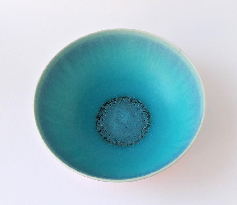 【ギャラリー洛中洛外】生地の緋色釉に美しい青が映える器 碧彩ボウル（小）