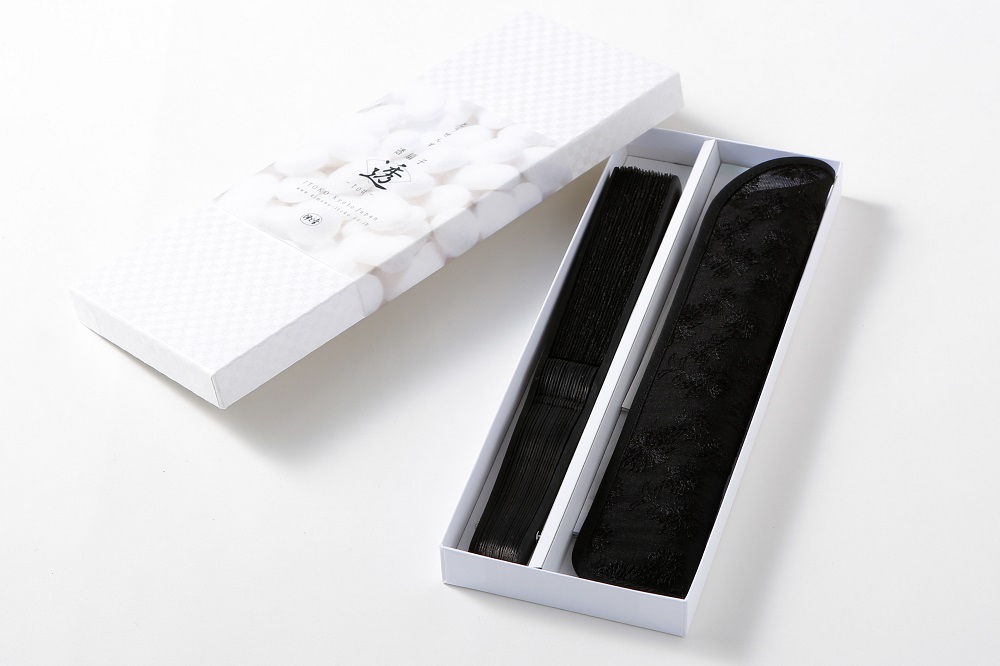 【伊と幸】《白生地の老舗が贈る》透扇子（撫子・黒色）