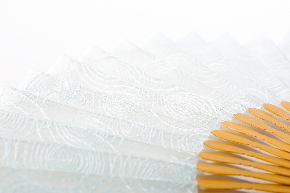 【伊と幸】《白生地の老舗が贈る》透扇子（渦巻・瓶覗色）