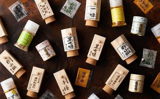 【原了郭】老舗の薬味・黒七味セット（四角・缶セット）