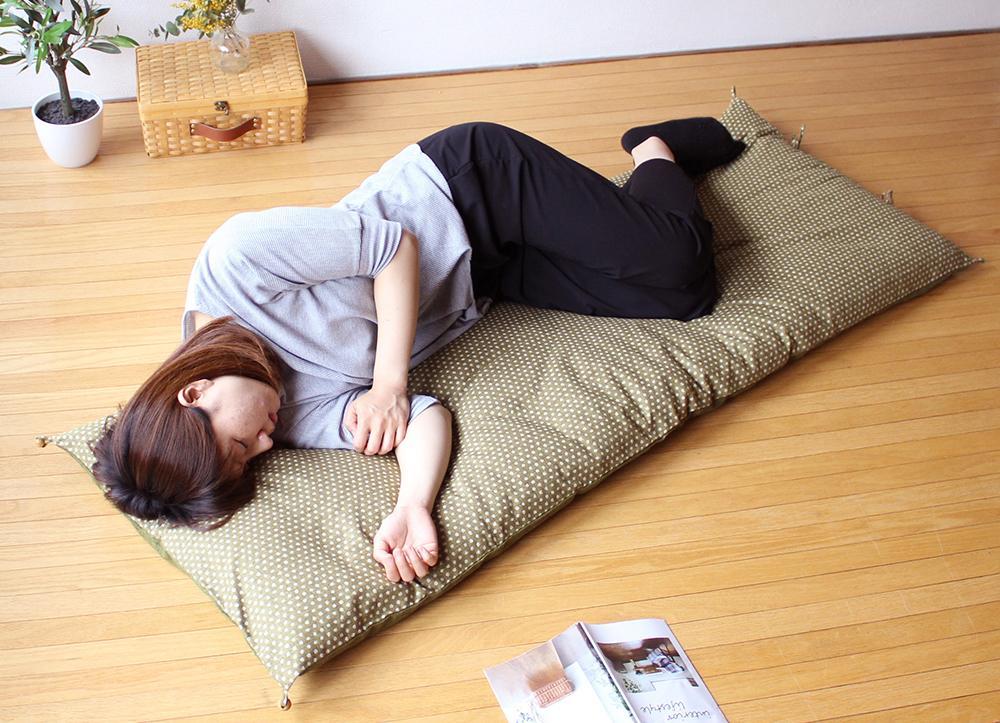 【 洛中高岡屋 】うたた寝にちょうどいい寛ぎのアイテム　カバータイプごろ寝敷きふとん＜ゆったりサイズ＞（グリーン系）