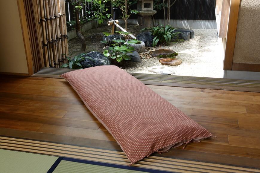 【 洛中高岡屋 】うたた寝にちょうどいい寛ぎのアイテム カバータイプごろ寝敷きふとん（ピンク系）