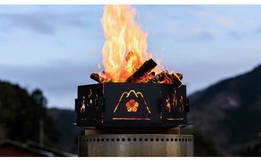 【焚き火台】SOMABITO FIRENESTとFIREWALL 【ふるさと納税限定別注モデル】（専用ケース付き）  ふるさと納税 焚き火台 風防 福知山の変 デザイナーズキャンプブランド ソマビト アイアン SomAbito そまびと 専用ケース付き ふるさと納税限定デザイン 光秀マインド  アウトドア 専用ケース付き 人気 京都府 福知山市 京都 福知山 奥京都