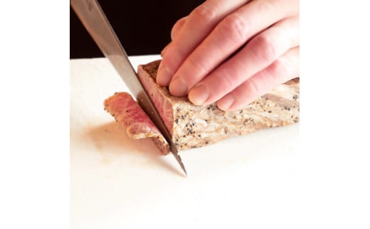 黒毛和牛 A5 ローストビーフ 300g 黒トリュフ塩付き おすすめ 人気 好評 お取り寄せ グルメ 牛肉 和牛 贅沢 加工品 冷凍 プレゼント ギフト 贈答 お祝い 国産 黒トリュフ トリュフ 絶品 簡単 京都 舞鶴市 ABCフーズ