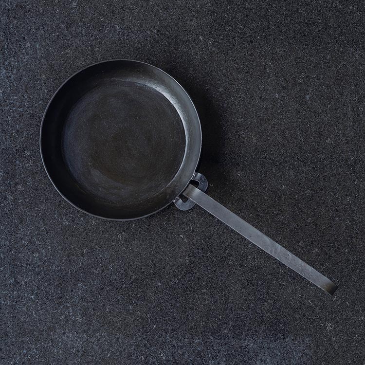 取手が取れる！アイアンフライパン　22cm【受注生産品】≪IH対応 おすすめ 人気 鉄 使いやすい 収納 方法 一人暮らし 必需品 キャンプ オーブン焼き 料理 引越し 祝い ギフト≫