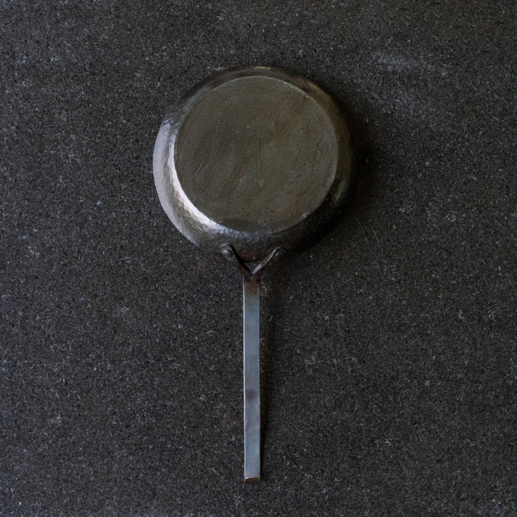 手打ち! アイアン フライパン 22cm IH対応【受注生産品】おすすめ 人気 鉄 おしゃれ 日本製 キッチン用品 キャンプ 調理器具 キッチンツール 料理道具 ギフト 祝い