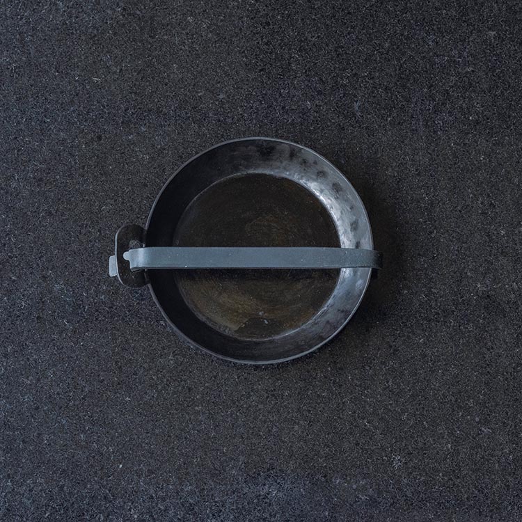 取手が取れる！アイアンフライパン　22cm【受注生産品】≪IH対応 おすすめ 人気 鉄 使いやすい 収納 方法 一人暮らし 必需品 キャンプ オーブン焼き 料理 引越し 祝い ギフト≫