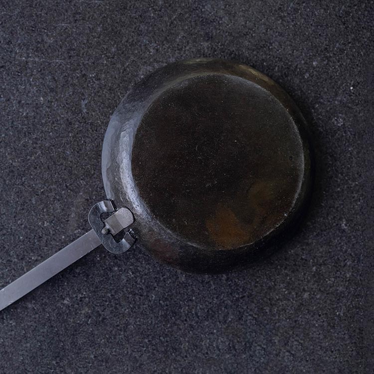 取手が取れる！アイアンフライパン　22cm【受注生産品】≪IH対応 おすすめ 人気 鉄 使いやすい 収納 方法 一人暮らし 必需品 キャンプ オーブン焼き 料理 引越し 祝い ギフト≫