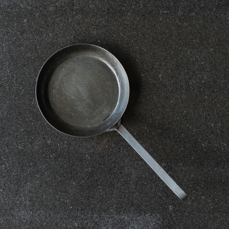 手打ち! アイアン フライパン 22cm IH対応【受注生産品】おすすめ 人気 鉄 おしゃれ 日本製 キッチン用品 キャンプ 調理器具 キッチンツール 料理道具 ギフト 祝い