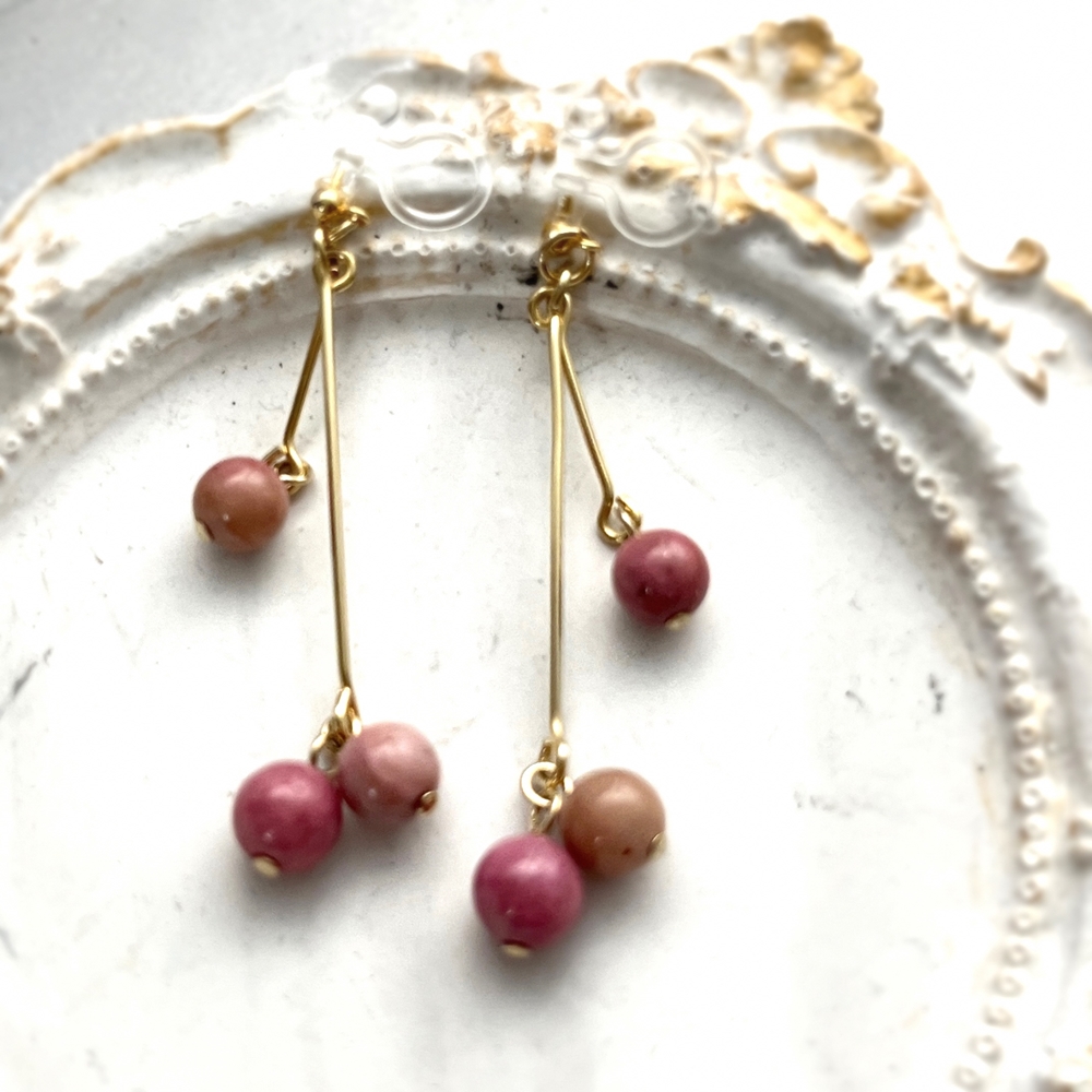 まるでピアスのようなイヤリング＊ロードナイト｜大人可愛い イヤリング ロードナイト アンティークなピンク おしゃれ 小物 [1558]