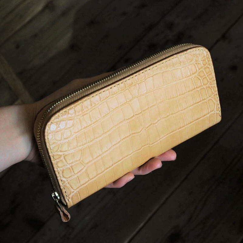 クロコダイルラウンドファスナー長財布 生成り色仕様 本革 クロコダイル ヌメ革 鰐 高級 ラウンドファスナー 財布 レザー 長財布 ワニ本革 ワニ革 手作り メンズ レディース プレゼント ギフト 贈り物 金運 風水 八幡市 京都 革工房むくり