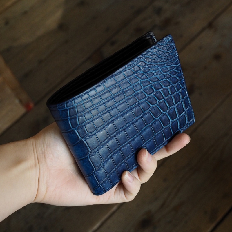 藍染めクロコダイル二つ折り財布 本革 クロコダイル ヌメ革 鰐 高級 財布 二つ折り レザー 長財布 ワニ本革 ワニ革 手作り メンズ レディース プレゼント ギフト 贈り物 お祝い 誕生日 記念日 金運 風水 八幡市 京都 革工房むくり
