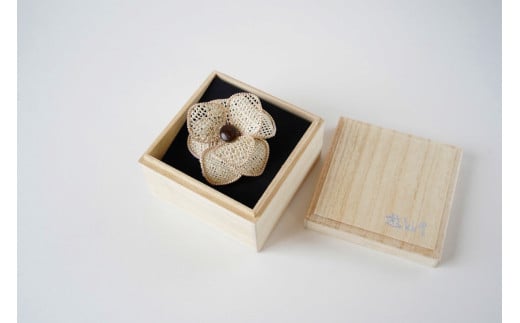 丹後の藤布 ブローチ「吉祥藤華」