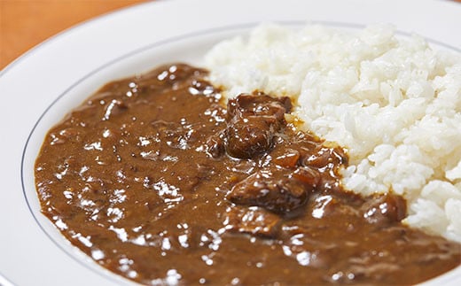 日本海牧場の黒にんにくと牛すじ肉の米粉カレー　3袋（1袋　180ｇ）