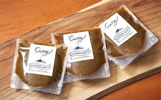 日本海牧場の黒にんにくと牛すじ肉の米粉カレー　3袋（1袋　180ｇ）