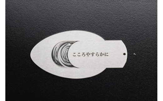 遺灰入れカード型ケース 結心華 しずくタイプ アルミ製 色：シルバー（カラーアルマイト）