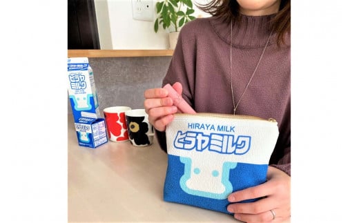 丹後ちりめんヒラヤミルクお化粧ポーチ　サイズ：約21cm×15cm