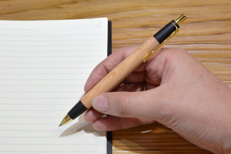 屋久島産【天然ヒノキ】無垢ボールペン(0.7mm)1本 〈 ペン 文具 工芸品 文房具 雑貨 ギフト 贈答用 プレゼント 記念  木軸 退職 入学 祝 高級文具〉 