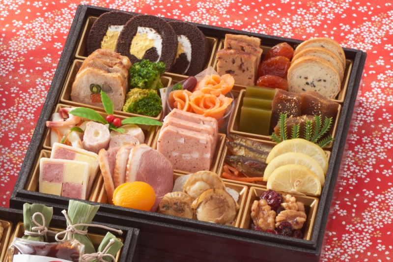 京都 和洋折衷 おせち 三段重（61品目、3～4人前）冷凍【先行予約／毎年・早期受付終了品】12月29日か30日配送（日時指定不可）〈ころ柿羊羹・玉露ちりめん入り、おせち、おせち料理、冷凍おせち〉 