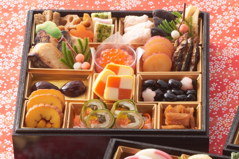 京都 和洋折衷 おせち 三段重（61品目、3～4人前）冷凍【先行予約／毎年・早期受付終了品】12月29日か30日配送（日時指定不可）〈ころ柿羊羹・玉露ちりめん入り、おせち、おせち料理、冷凍おせち〉 
