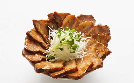 【2026年1月中旬以降発送】自家製 ローストビーフ × 焼豚 セット 黒毛和牛 牛肉 直火焼き ソース付き 焼き豚 ロース チャーシュー ラーメン 豚肉 肉 お肉 国産 自家製タレ たれ 人気 おすすめ おかず 惣菜 お歳暮 お中元 ギフト焼豚丼 あっさり 冷凍 京都 京丹波町 ※北海道・沖縄・その他離島は配送不可 [018IZ001]