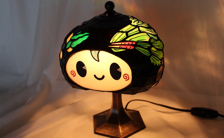 ステンドグラス　ランプ《京丹波町食のキャラクター味夢（あじむ）くんのステンドグラスランプ》照明器具一式