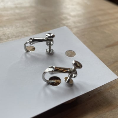 Wood Accessory　天然木の温かみを感じる職人手づくりの木とシルクつまみ細工のイヤリング【1652502】