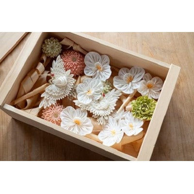 森の美しさを守る　与謝野ヒノキ木箱入りシルク100%つまみ細工ウエディングセット　京都丹後より【1584973】