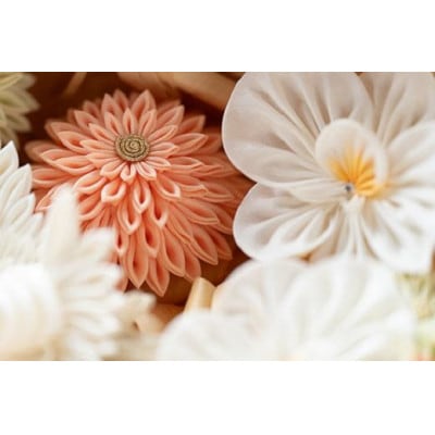 森の美しさを守る　与謝野ヒノキ木箱入りシルク100%つまみ細工ウエディングセット　京都丹後より【1584973】