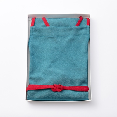 京都の伝統織物を使った丹後ちりめんエプロン(グリーン×赤)　プレゼント・ギフトにも　京都与謝野町より【1604675】