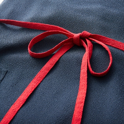 京都の伝統織物を使った丹後ちりめんエプロン(ネイビー×レッド)　プレゼント・ギフトにも　京都与謝野町【1604672】