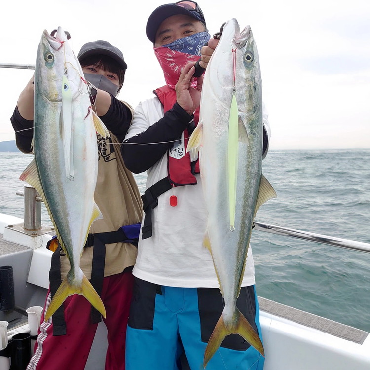 フィッシングマックスが開発する、完全現場視点のルアーブランド「AZZURRO」の、青物タチパターン攻略にはコレ『困ったときの、DH（指名打者）』「ルンゴDH250g」2本セット