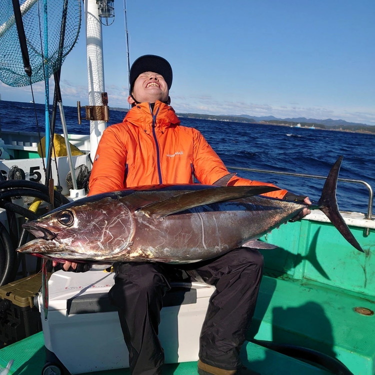 フィッシングマックスが開発する、完全現場視点のルアーブランド「AZZURRO」の、近海エリアをスピーディーにサーチ可能な万能メタルジグ。「フルボ300g」2本セット