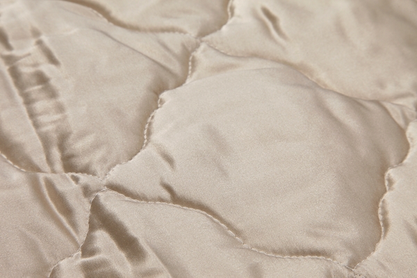 シルクサテン敷きパッド | ひんやり 洗濯可能寝具 肌ケア 髪ケア 摩擦レス 快眠 オールシーズン 睡眠改善 肌質改善