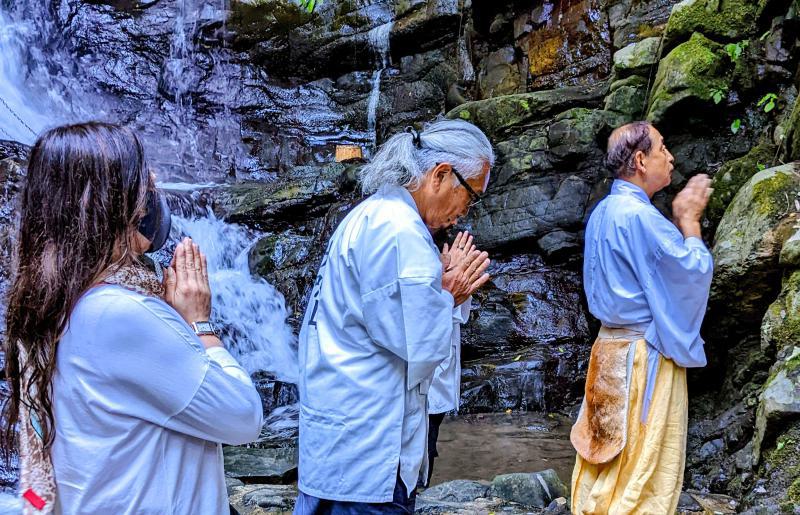 【特別企画】犬鳴山・七宝瀧寺 脚のお滝修行体験＋参道パワースポット解説書付き（2名様） 099H2079