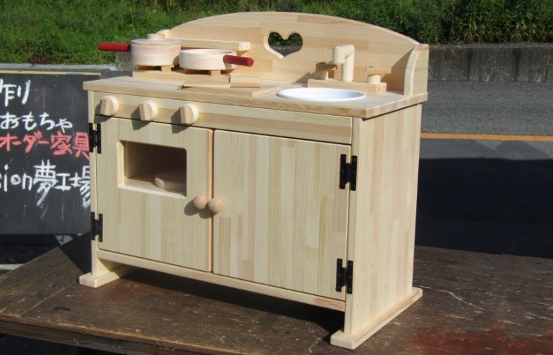 手作り木製ままごとキッチンＤＨＫ 素材色バージョン 吉野桧製フライパンお鍋付き 099H2146