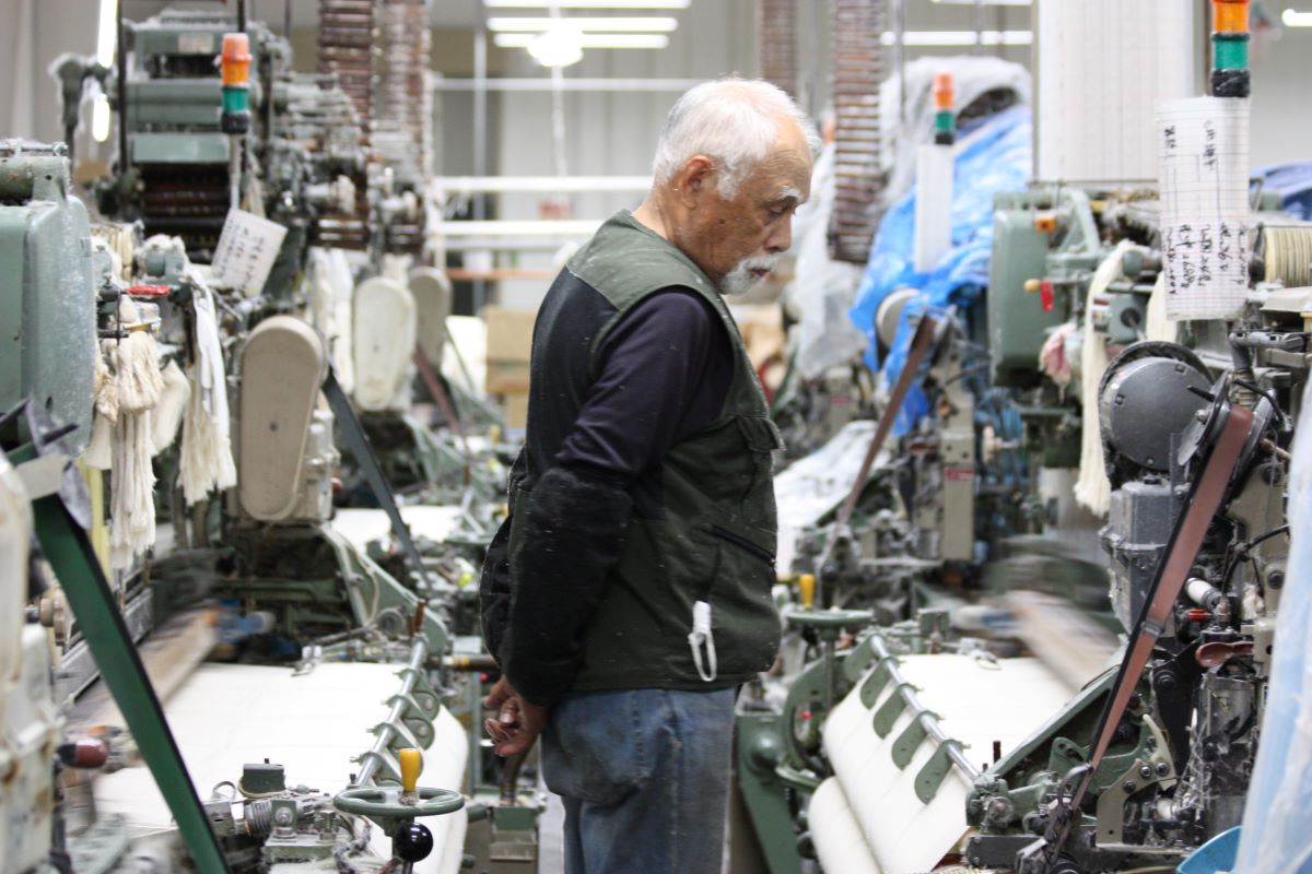 【スピード発送】 エアーミニバスタオル 2枚（ライトグレー）【泉州タオル 国産 吸水 普段使い シンプル 日用品 家族 ファミリー】