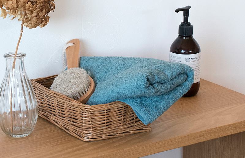 【お試し】ファミーユ ミニバスタオル 1枚（セルリアンブルー）【スピード発送 フェイスタオル 以上 バスタオル 未満 泉州タオル 吸水 普段使い シンプル 日用品 たおる】