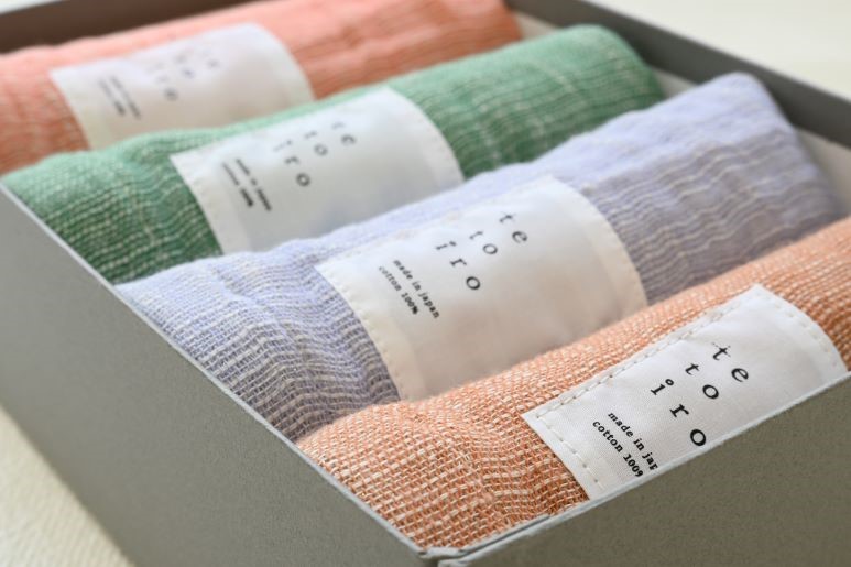 特殊織ガーゼ ハンドタオル４枚とA5サイズの収納箱入り（オレンジ/パープル/グリーン/ブラウン）【泉州タオル 国産 吸水 普段使い シンプル 日用品】