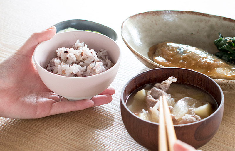 【スピード発送】お茶碗・箸置き ペアセット Sピンク／Mグレー【食器 食洗器 食洗機 電子レンジ ギフト 贈り物 夫婦茶碗 大阪 泉佐野 大阪府 泉佐野市】