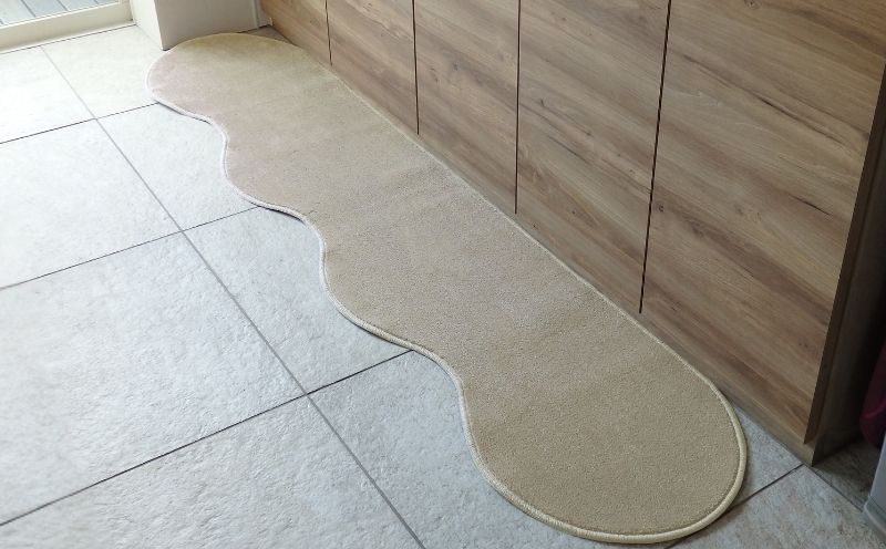 北欧風キッチンマット ラグマットタイプ 45×240cm ピーナッツ型 アッシュベージュ 抗菌防臭 SEK 織人しきもの屋工房