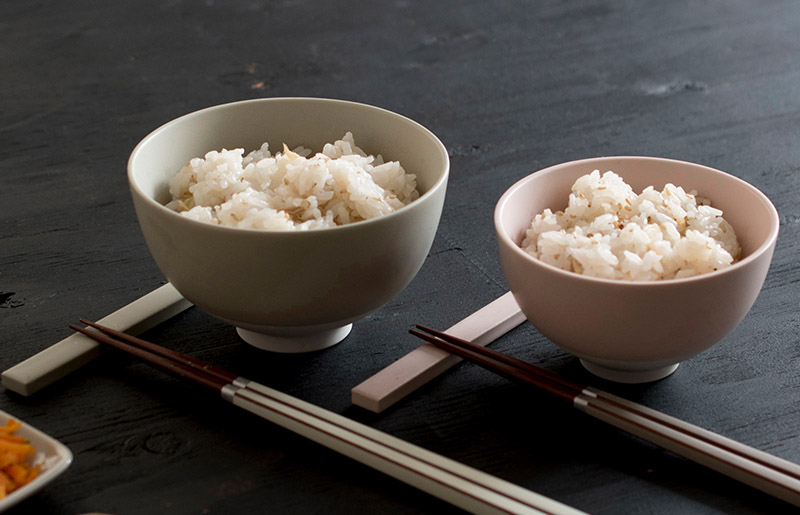 【スピード発送】お茶碗・箸置き ペアセット Sピンク／Mグレー【食器 食洗器 食洗機 電子レンジ ギフト 贈り物 夫婦茶碗 大阪 泉佐野 大阪府 泉佐野市】