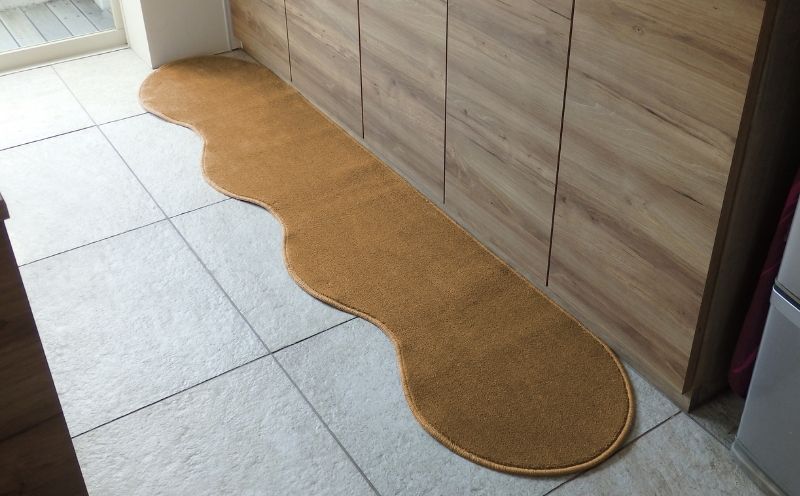 北欧風キッチンマット ラグマットタイプ 45×255cm ピーナッツ型 オーカー 抗菌防臭 SEK 織人しきもの屋工房