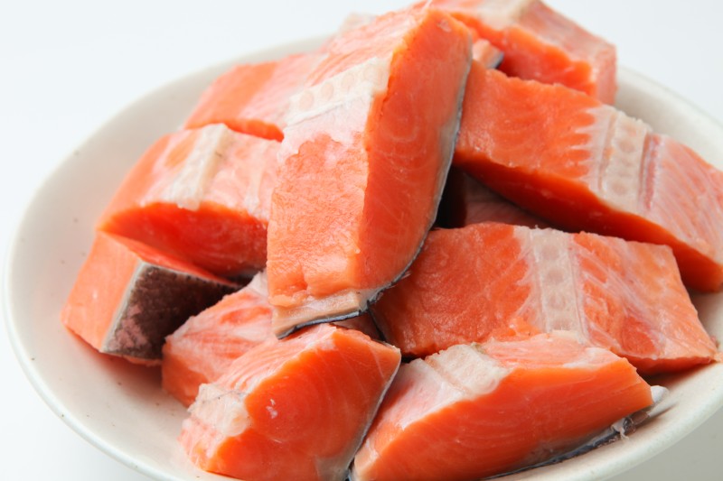 【お弁当サイズ】銀鮭 切身 約50g×20切れ【小分け 漁師 手切り 1kg さけ サケ 切り身 弁当 朝食 時短 訳あり サイズ不揃い 規格外 冷凍食品】