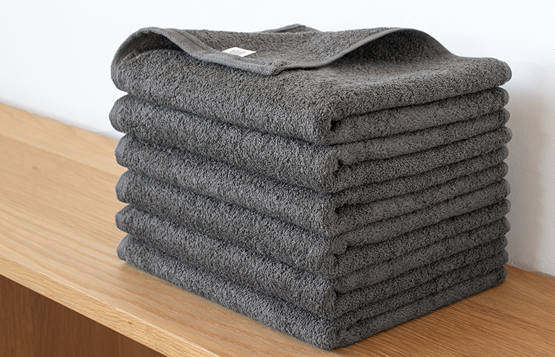 【スピード発送】ファミーユ ミニバスタオル 6枚（チャコール） 【フェイスタオル 以上 バスタオル 未満 泉州タオル 吸水 普段使い シンプル 日用品 たおる】